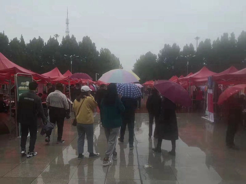 “雨中求賢（xián），職等你來”麻豆国产在线视频区生化參加中牟縣招才引（yǐn）智人才招聘會（huì）(圖（tú）3)